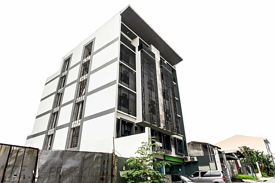 OYO 136 Regal Residences