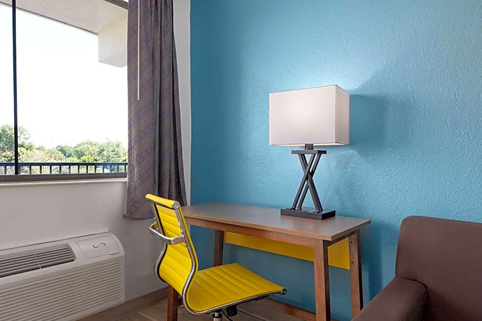 Day's Inn & Suites by Wyndham Indianapolis Airport East