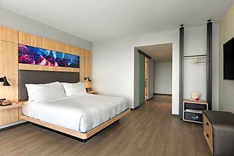 Savvy Corner, Guest room, 1 King, Corner room