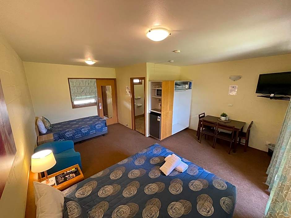 Mountain Creek Motel Bar & Restaurant