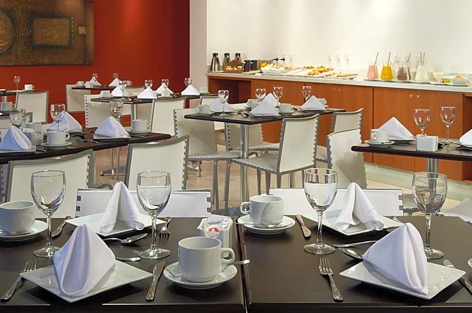 Real Colonia Hotel & Suites