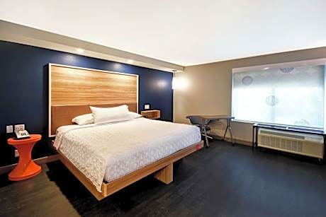King Room with Roll-In Shower - Mobility Access
