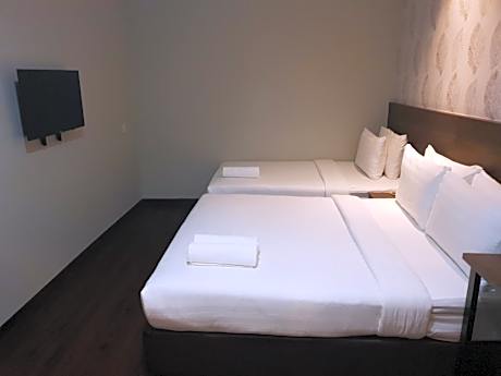 Family Queen Single Room No Window