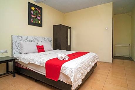 RedDoorz near Cyber Mall