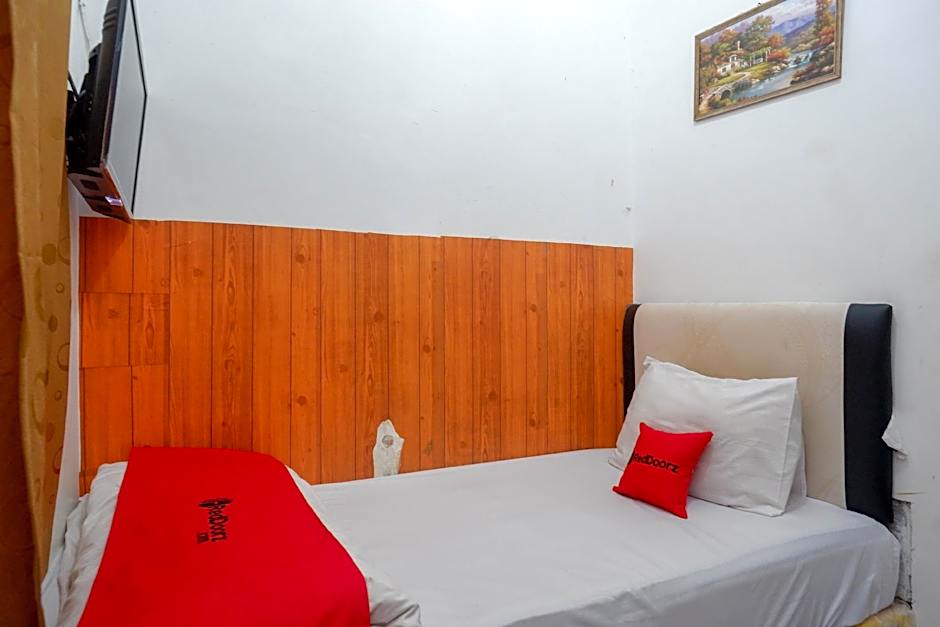 RedDoorz @ Golden Inn Tugu Yogyakarta