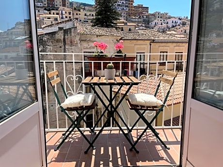 Pizzo Central House