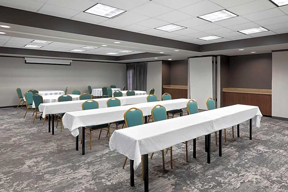 La Quinta Inn & Suites by Wyndham Houston Bush Iah South