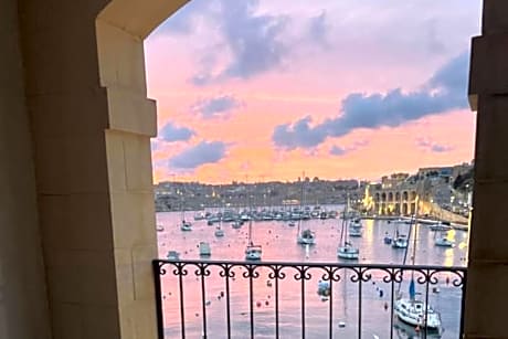 Front Row Malta - Grand Harbour Home with Iconic Valletta Views