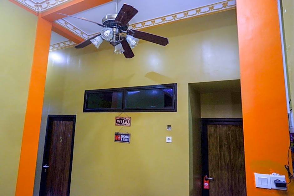 GE 2010 Syariah Guest House by RedDoorz – Karanganyar, SD