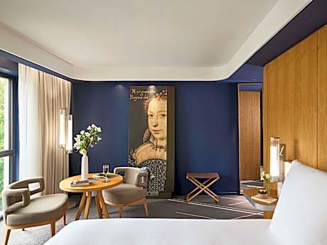 Junior Suite with Eiffel Tower view and 1 large bed