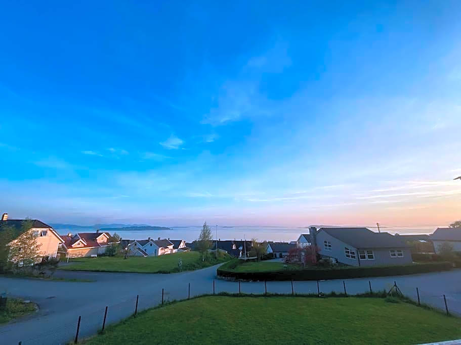 Landlig enebolig med utsikt