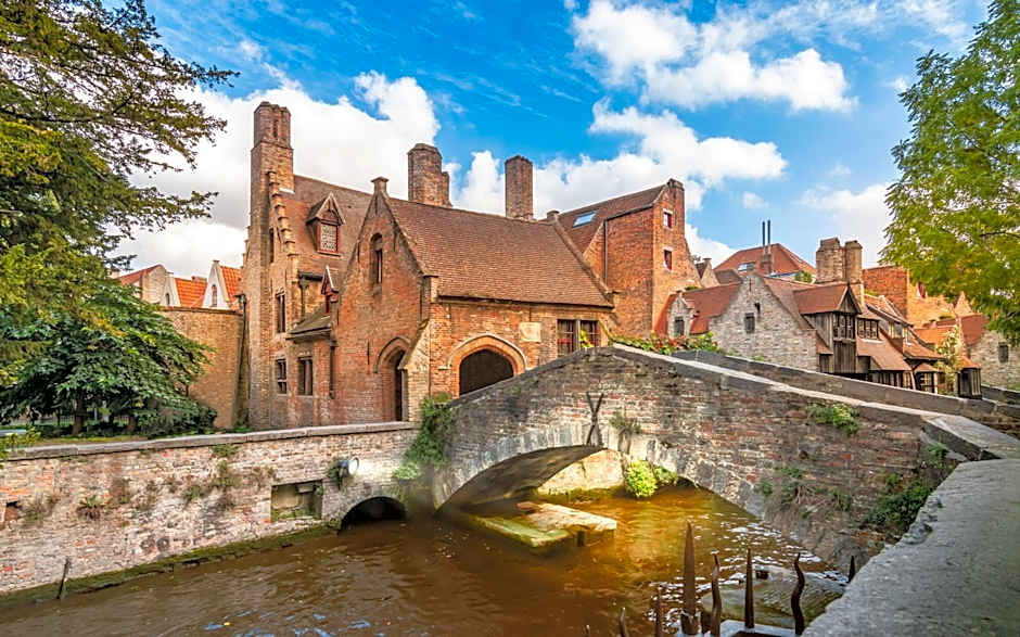 Gillis Eight Guest Rooms by Romy&Travis