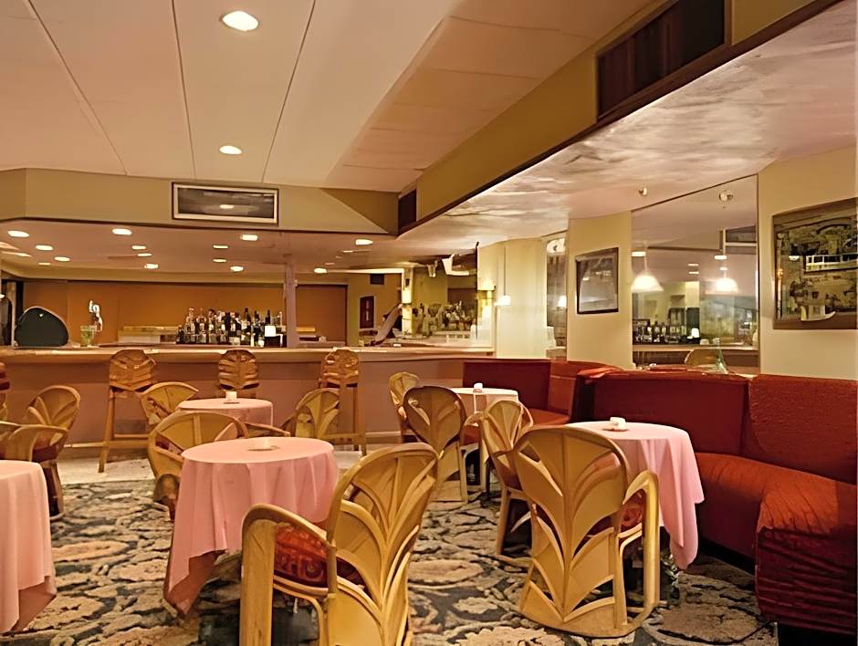 Red Carpet Inn & Suites
