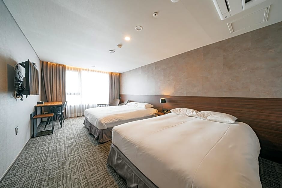 Hotel With City