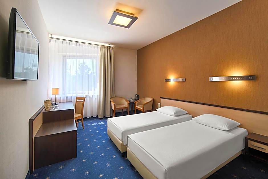 Hotel Victor Pruszkow DeSilva