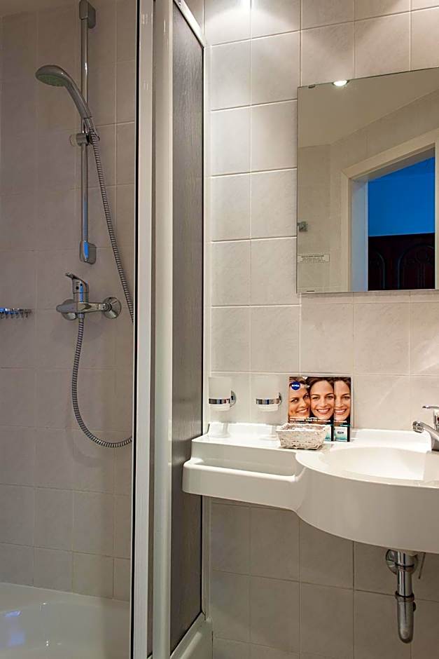 Photo 1 of 1 of Quadruple Room