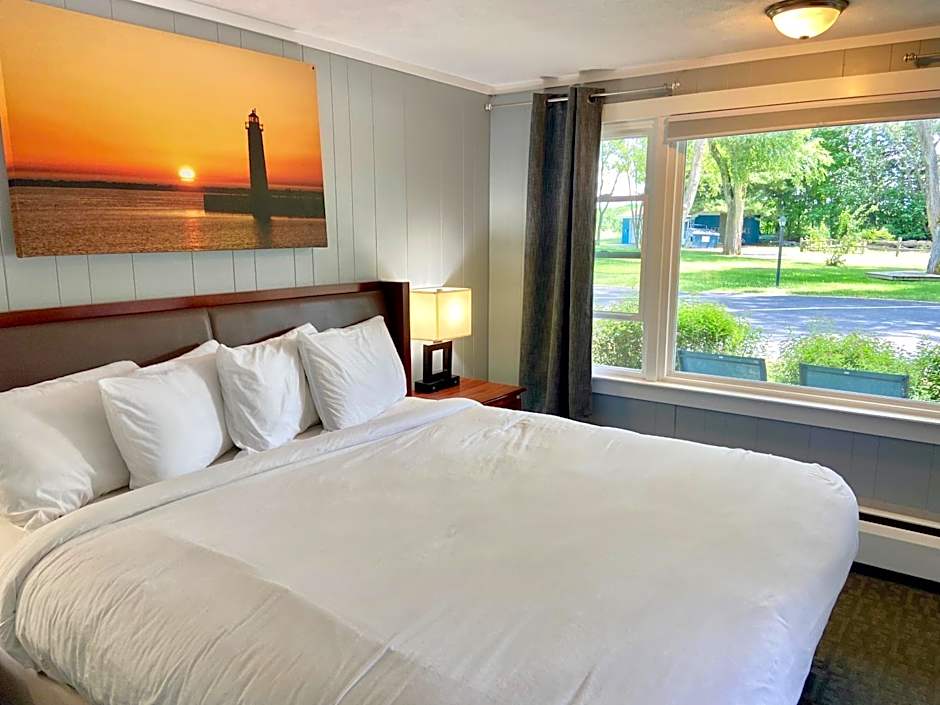Elk Rapids Lakeshore Inn