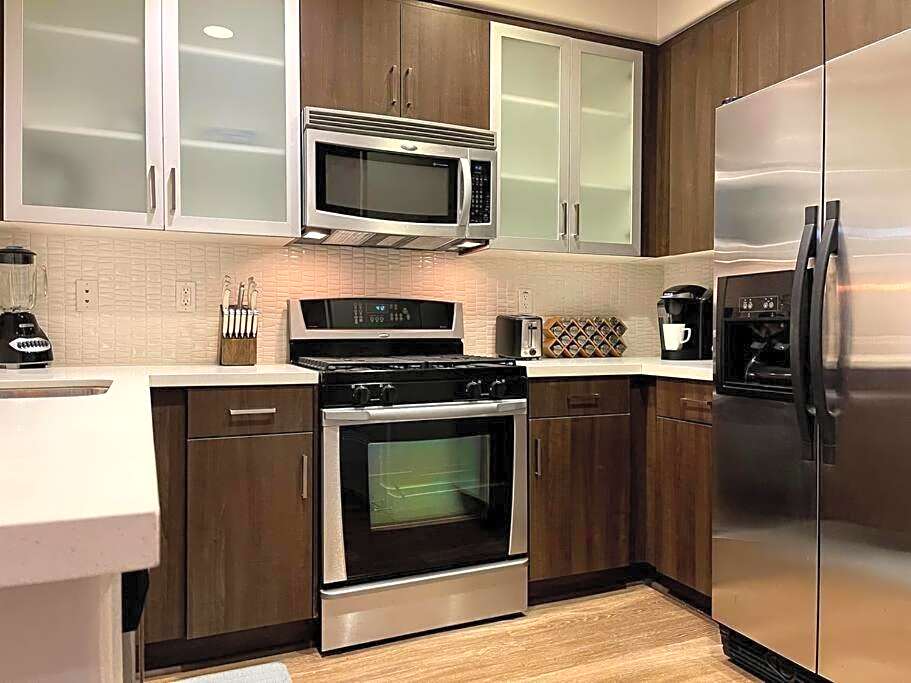 Cozy 2 Bedroom 2 Bathroom Condo with Pool, Gym, Spa