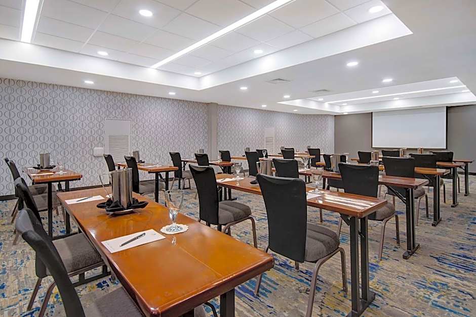 Embassy Suites By Hilton Detroit Metro Airport