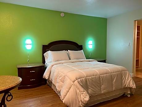 Deluxe Queen Room