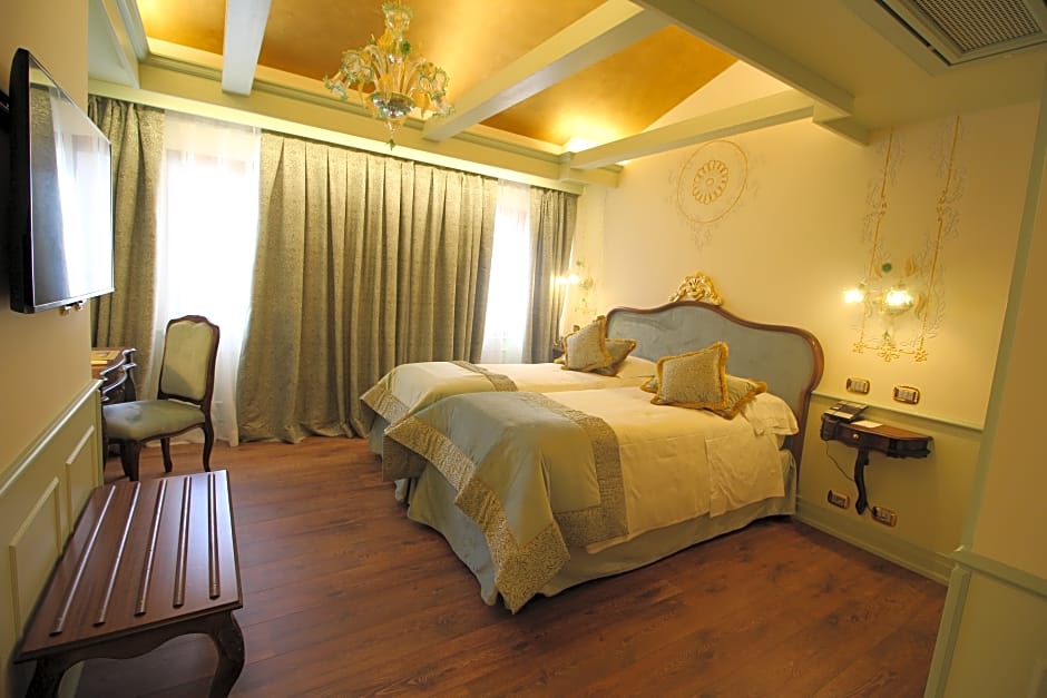 Hotel Monaco & Grand Canal