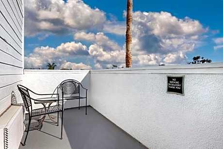 Large King Room with Roll-In Shower and View - Disability Access/Non-Smoking