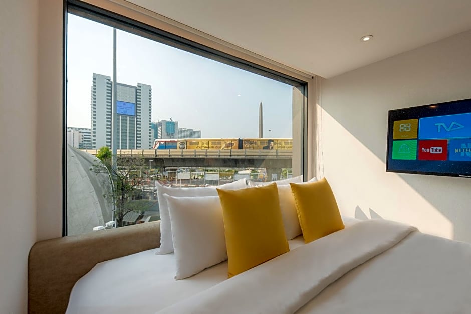 YELLO ROOMS Victory Monument