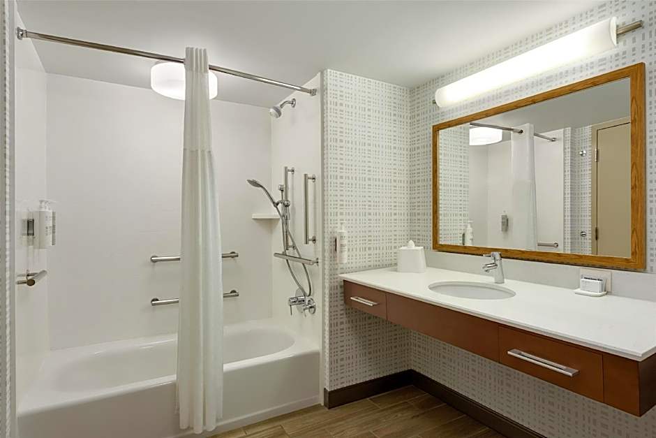 Photo 1 of 10 of 1 King Bed, Hearing Accessible