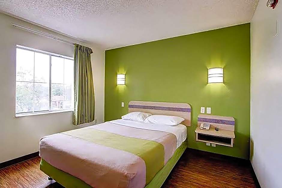 Super 8 by Wyndham Aurora East