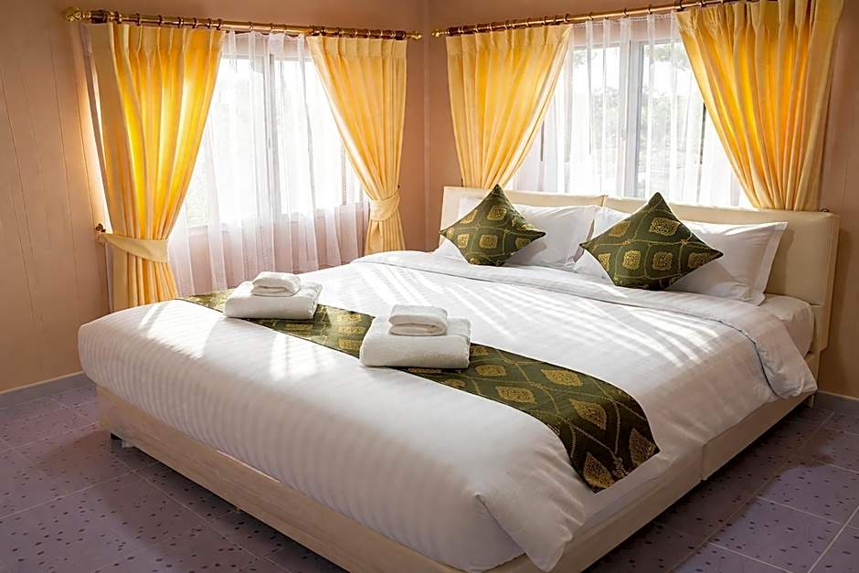 Photo 1 of 20 of Deluxe 1 Queen Bed