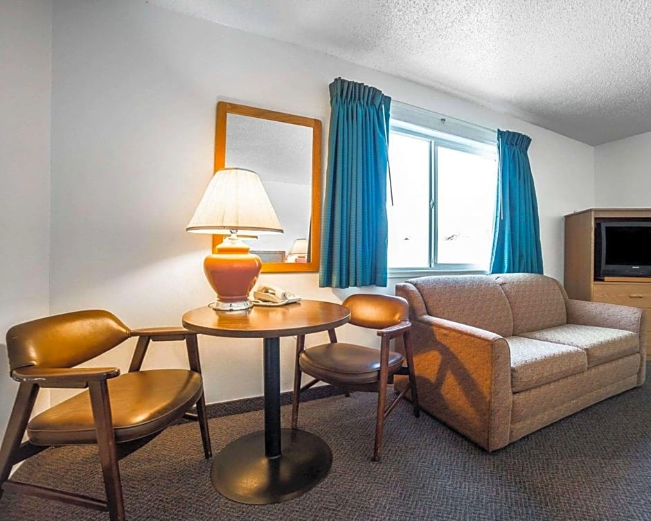 Rodeway Inn & Suites