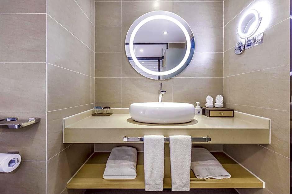 Lavande Hotel Luzhou Jiale Century City