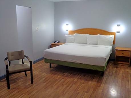 Studio 1 King Bed Non-Smoking