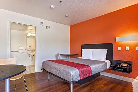 1 QUEEN BED | MOBILITY ACCESS RI SHWR NSMK