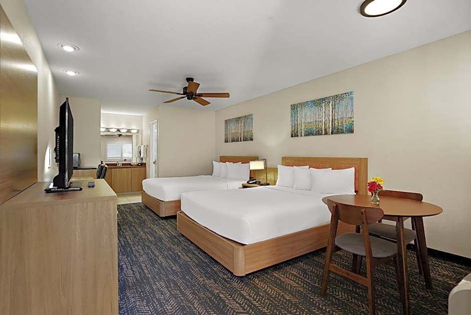 La Fuente Inn & Suites