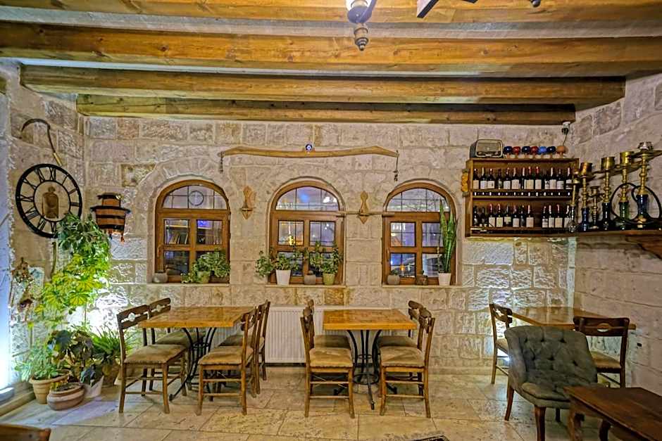 Risus Cave Suites