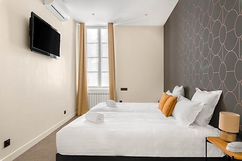 Le Phenix Hotel