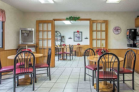 Econo Lodge Inn & Suites Galena Area