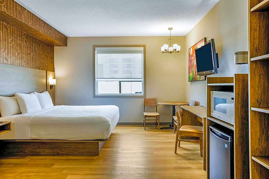 Days Inn & Suites by Wyndham West Edmonton