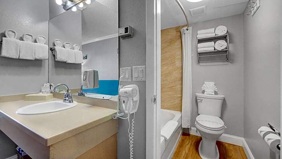 Pelican Pointe Hotel