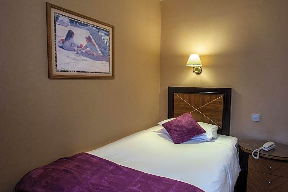 Photo 1 of 4 of Single Room