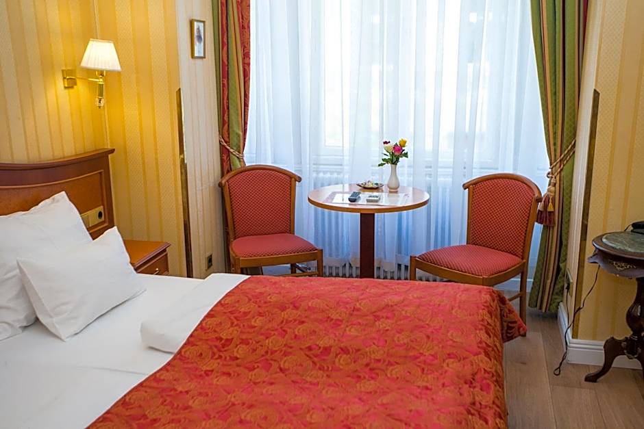Pension Opera Suites I Self Check In I AC in all rooms