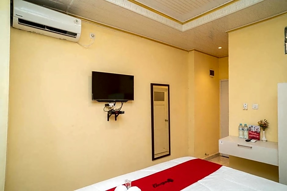 RedDoorz Plus Syariah near Pasar Turi