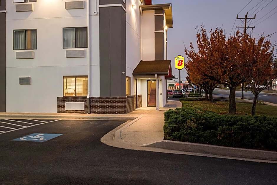 Super 8 by Wyndham College Park Wash DC Area