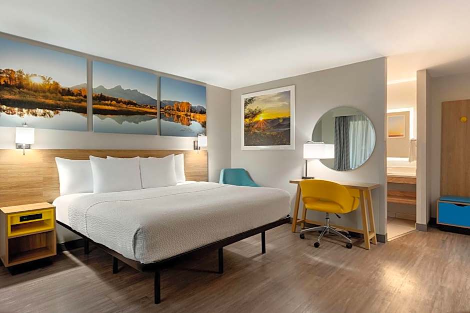 Photo 1 of 5 of Deluxe 1 King Bed