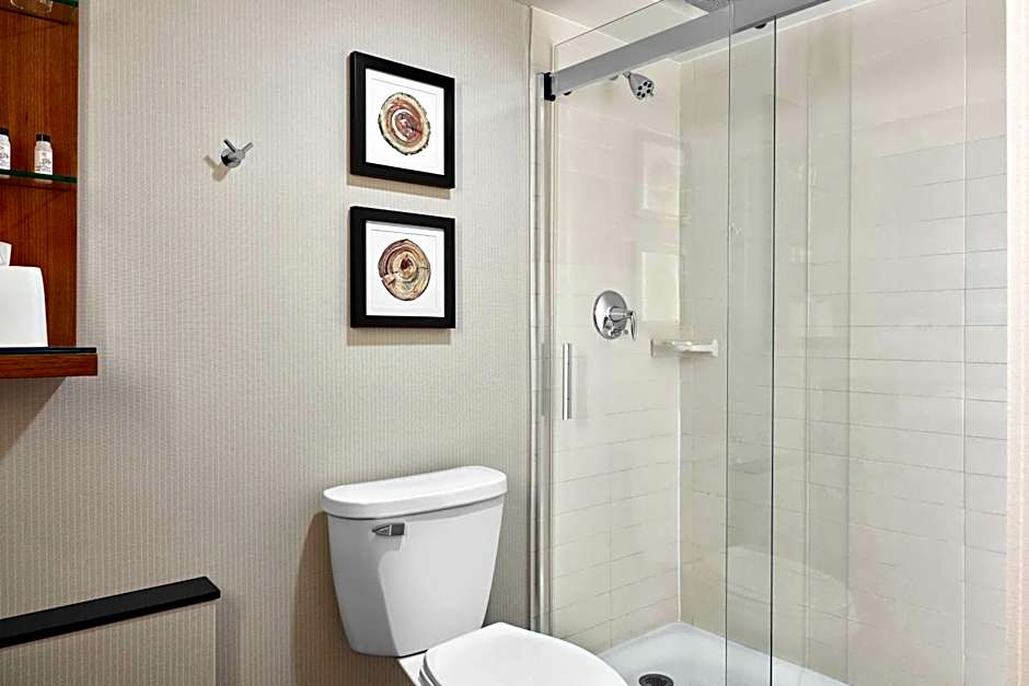 Delta Hotels by Marriott Milwaukee Northwest