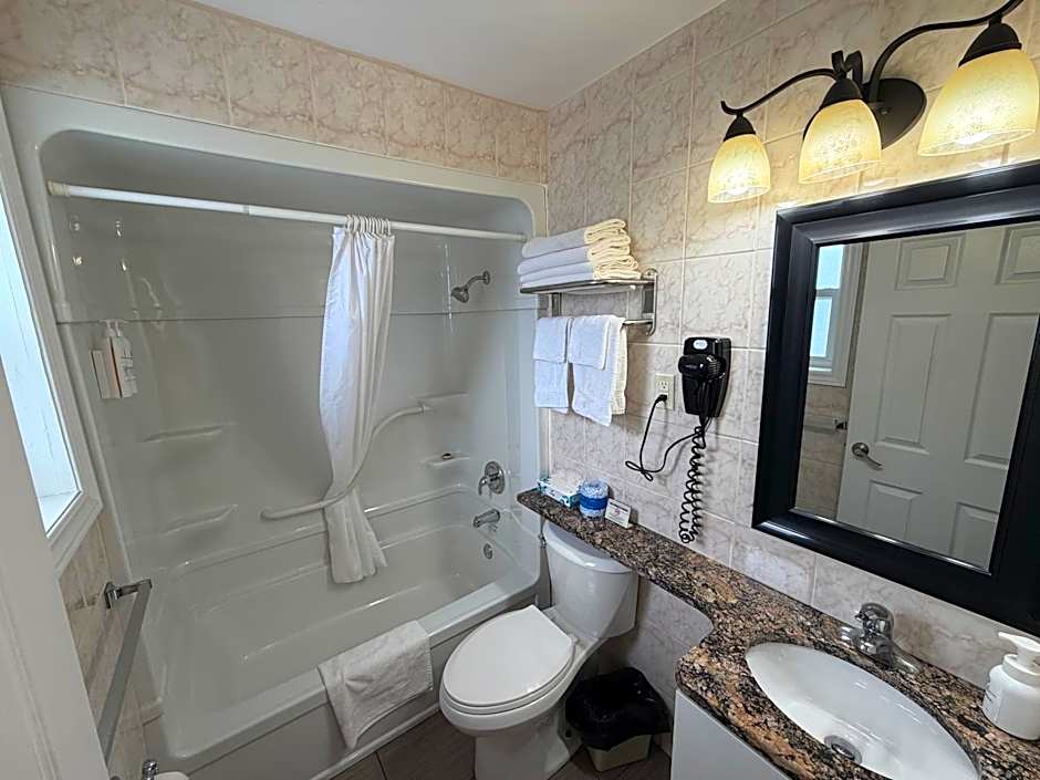 Perth Plaza Inn & Suites