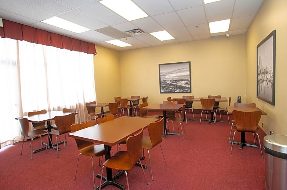 Super 8 by Wyndham Mississauga