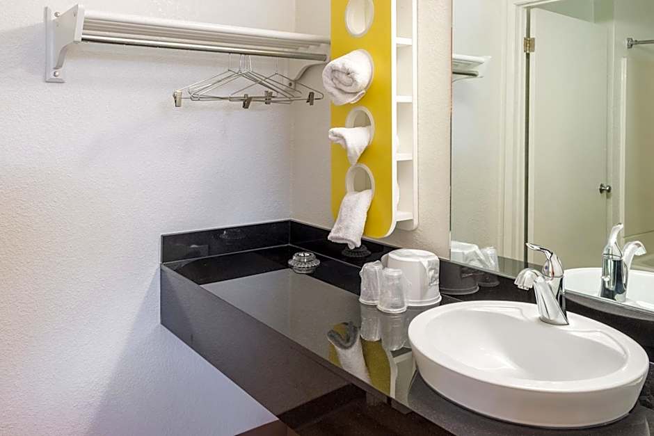 Motel 6-Bakersfield, CA - East