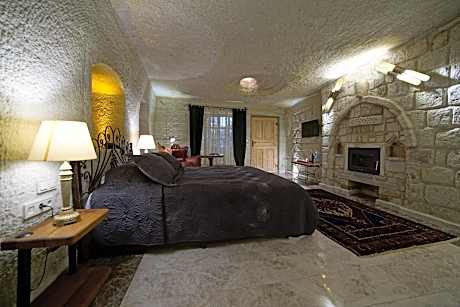 Cave Suite with Bathtub